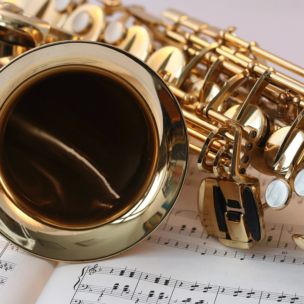 Saxophon auf Notenblatt